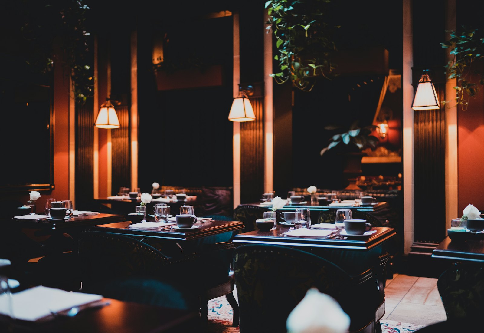 Dukade bord i lampornas sken en kväll på Bistro Veke.
