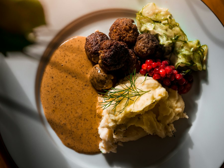 Köttbullar med gräddsås, potatismos och lingon.