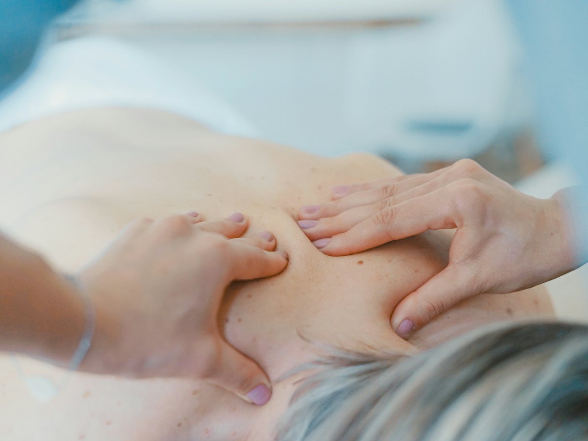En naprapat behandlar en patients rygg.